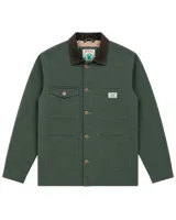 Campera estilo workwear de canvas resistente color verde oscuro. Cuenta con interior forrado en corderito sherpa, cuello de pana en tono marrón, cierre frontal con botones metálicos color cobre, cuatro bolsillos frontales y un bolsillo interior.