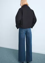 Jeans wide leg de tiro alto en color azul, con diseño largo, trabillas, cinco bolsillos y cierre delantero de cremallera y botón.