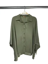 Camisa manga larga color verde oliva, de corte amplio y relajado, con cuello clásico y cierre frontal con botones.