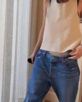 Chaleco negro de cuero agamuzado con espalda cruzada.