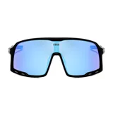 Lentes de sol deportivos de la marca Cabo, modelo Aerial, con armazón envolvente negro y lentes espejados en tono celeste.