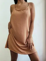 Vestido corto negro de breteles finos.