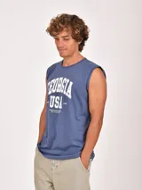 Musculosa negra con cuello redondo y sisas amplias. Estampado frontal con texto en blanco que incluye "GEORGIA", "USA", "SINCE 1998" y "UNITED STATES OF AMERICA BEST EVER".