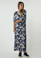 Vestido largo de manga larga con estampado abstracto en tonos azules y beige. Tiene cuello en V con detalles de lurex.
