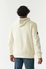 Canguro de felpa modelo Handel, color tostado, con capucha ajustable con cordones oscuros, bolsillo frontal tipo canguro y estampa gráfica inspirada en la Creación de Adán con la leyenda "Renaissance" y branding de Mistral.