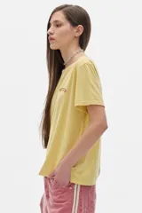 Remera color crudo de algodón lavado, con cuello redondo, manga corta y corte oversized.