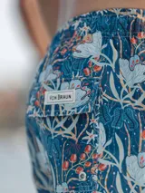 Short de baño Von Braun con estampado floral en tonos azules, naranjas y blancos. Cuenta con cintura elástica, dos bolsillos laterales y un bolsillo trasero con solapa y etiqueta de la marca.
