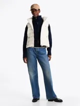 Chaleco blanco de nailon repelente al agua con relleno de plumón, cuello alto, capucha plegable, cierre de cremallera, bolsillos laterales con cremallera y logo bordado en el pecho.