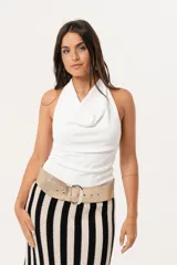 Top blanco de cuello volcado, confeccionado en tejido de punto suave y adaptable.