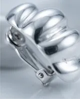 Caravanas de plata 925 con sistema de clip, diseño abombado con relieve de líneas horizontales.