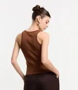 Musculosa básica verde claro de ribana de algodón con textura acanalada y cuello redondo.