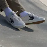 Championes urbanos Cariuma Catiba Pro, color blanco con detalles en negro y verde.