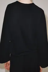 Camiseta de algodón con cuello redondo y mangas largas tipo ranglán. Presenta un corte regular y bajo recto.