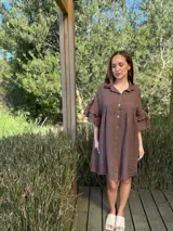 Vestido camisero blanco de lino italiano, con cuello camisero, cierre frontal con botones, mangas cortas con doble volado y bolsillos laterales.