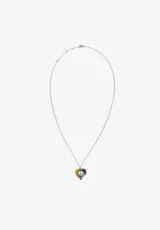 Collar de plata con cadena fina y dije en forma de corazón con los colores del arcoíris y un símbolo de la paz en el centro.