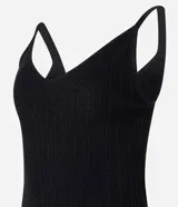 Musculosa de punto canelado en color negro con hilo metalizado, escote en V y breteles finos.