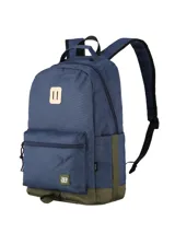 Set de accesorios de viaje color verde oliva, compuesto por una mochila, una lonchera y una cartuchera o neceser, todos con diseño minimalista y logo de la marca.