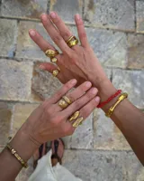 Anillo dorado con diseño irregular que simula un pétalo.