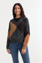 Sweater de punto con diseño de rombos en tonos gris, marrón y negro, con cuello en V y mangas largas.