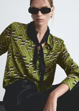Camisa de mangas largas con puños abotonados, de tejido satinado con estampado geométrico en tonos verde, marrón y blanco.