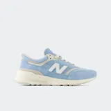 Championes New Balance 997H, color celeste con detalles en gris y blanco. Capellada de gamuza y malla, entresuela con tecnología ENCAP y suela de goma.