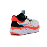 Champion deportivo Diadora modelo Proton para mujer, color blanco con detalles en naranja neón, negro y celeste. Presenta una suela gruesa y texturizada con amortiguación visible y un diseño moderno.