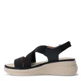 Sandalias de plataforma color tostado con tiras cruzadas elásticas y ajuste con velcro en el tobillo.