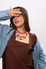 Collar corto de cuentas de cristal facetado en color rojo, con cierre y cadena de extensión de acero quirúrgico.