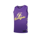 Musculosa de básquet morada con cuello y sisas en amarillo. Estampado frontal con el logo de Los Angeles Lakers y estrellas en los laterales.