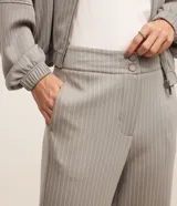 Pantalón recto de malla de viscosa y poliéster a rayas verticales, con cintura alta, detalle de ribete lateral y cierre frontal con botones y cremallera.
