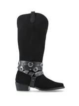 Bota alta estilo western de gamuza negra, con taco bajo y caña amplia. Presenta arneses desmontables de cuero napa con tachas y apliques metálicos alrededor del tobillo.