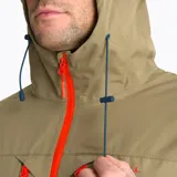 Campera impermeable tipo hardshell de la marca Merrell, con diseño bicolor en tonos arena y azul oscuro. Cuenta con capucha ajustable, cierre frontal y bolsillos en el pecho con cremalleras impermeables en color naranja vibrante, ventilación en axilas y puños ajustables.