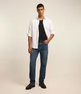 Pantalón de jean azul, de corte recto, con cierre de botón y cremallera, y bolsillos delanteros y traseros.