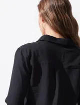 Camisa de manga larga marca Alex & Jordan, color negro, con cuello camisero, cierre frontal con botones y dos bolsillos aplicados en el pecho.