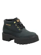 Bota tipo chukka de Caterpillar con plataforma robusta y suela dentada. Presenta un diseño de caña media en color negro mate con detalles de marca en dorado en el lateral y la lengüeta, además de ojales metálicos dorados.