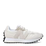 Championes urbanos New Balance modelo 327, con diseño retro inspirado en los años 70. Presentan una combinación de tonos beige y blanco, con paneles de gamuza y malla, el logo N característico en el lateral y una suela de goma con relieve extendido hacia el talón.