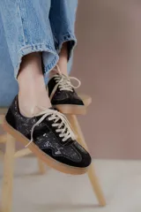 Championes urbanos de diseño acolchado, combinando tonos marrones, beige y detalles metalizados con textura. Cuentan con cordones al tono y suela de goma color caramelo.