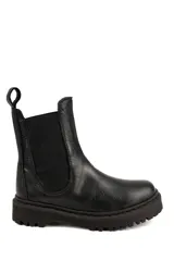 Bota tipo Chelsea de cuero negro con caña media, paneles laterales elásticos y suela track dentada.