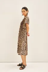 Vestido midi de jersey de algodón con estampado animal print de leopardo, escote en V y manga corta.