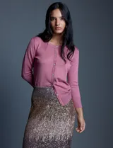 Cardigan tejido en hilado fino, marca Cable & Gauge, color negro. Abertura central con botones con brillo y mangas 3/4.