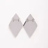 Par de aros colgantes plateados con forma geométrica.