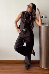 Pantalón de jean marrón de corte recto y tiro medio, con lazo ajustable en la cintura.