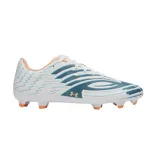 Championes de fútbol Under Armour Mach 1 Select FG, color blanco con detalles en azul petróleo y naranja. Diseño aerodinámico con patrón gráfico lateral y logo de la marca en el lateral.