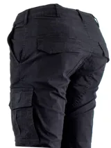 Pantalón cargo color beige, de corte chupín, con bolsillos laterales y traseros con solapa. Confeccionado en algodón con spandex.