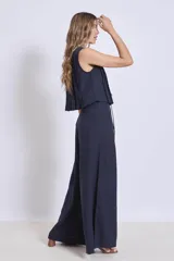 Pantalón ancho de tiro alto, color azul marino, con cordón ajustable en la cintura.