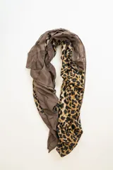 Pañuelo rectangular de diseño reversible, con una cara de color marrón liso y otra cara con estampado animal print de leopardo.