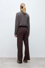 Pantalón de tejido de punto con textura de ochos, corte recto y holgado, con cintura elástica y cordón de ajuste.