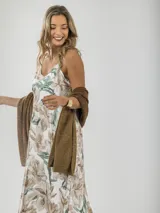 Chal color dorado con destellos brillantes, de tejido liviano y diseño atemporal.