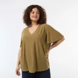 Camiseta verde militar de manga corta y escote en V, confeccionada en tejido con patrón calado perforado y diseño holgado.