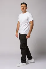 Pantalón cargo gris de gabardina con bolsillos laterales con fuelle y solapa, corte recto y tiro medio.